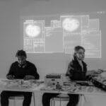 Specjaliści security analizują dane na komputerach w biurze startupu