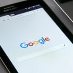 Zbliżenie tabletu z wyszukiwarką Google na ekranie