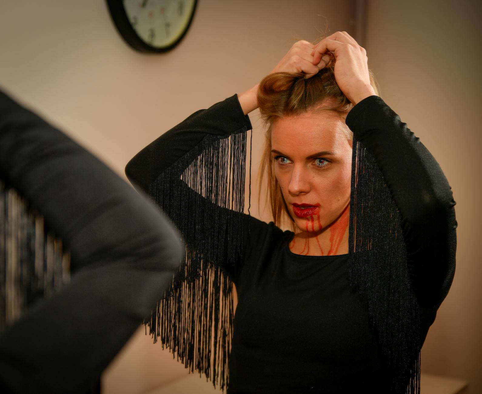 Kobieta z mrocznym makijażem w stylu wampira na ciemnym tle