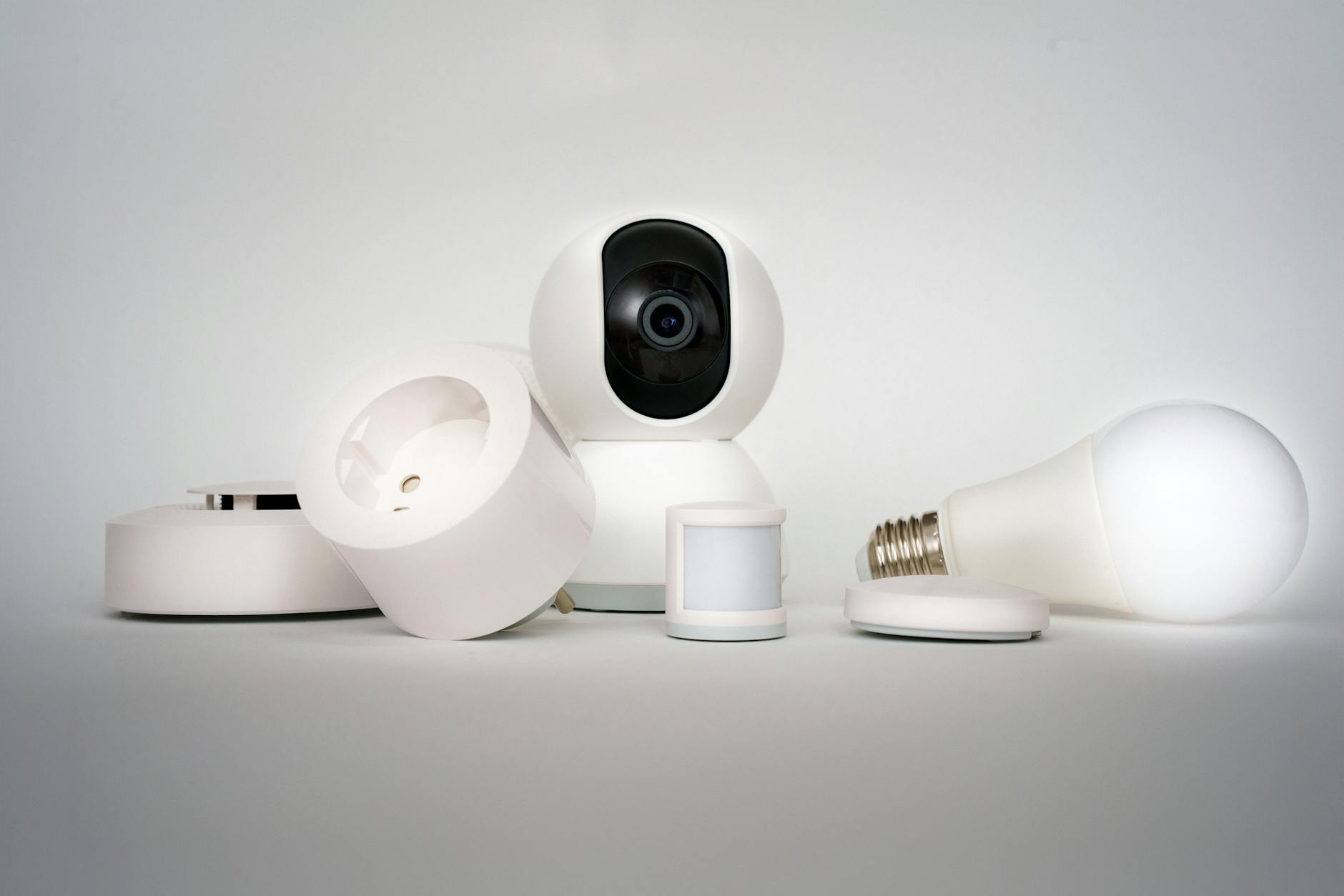 Minimalistyczny zestaw urządzeń smart home z kamerą i żarówką