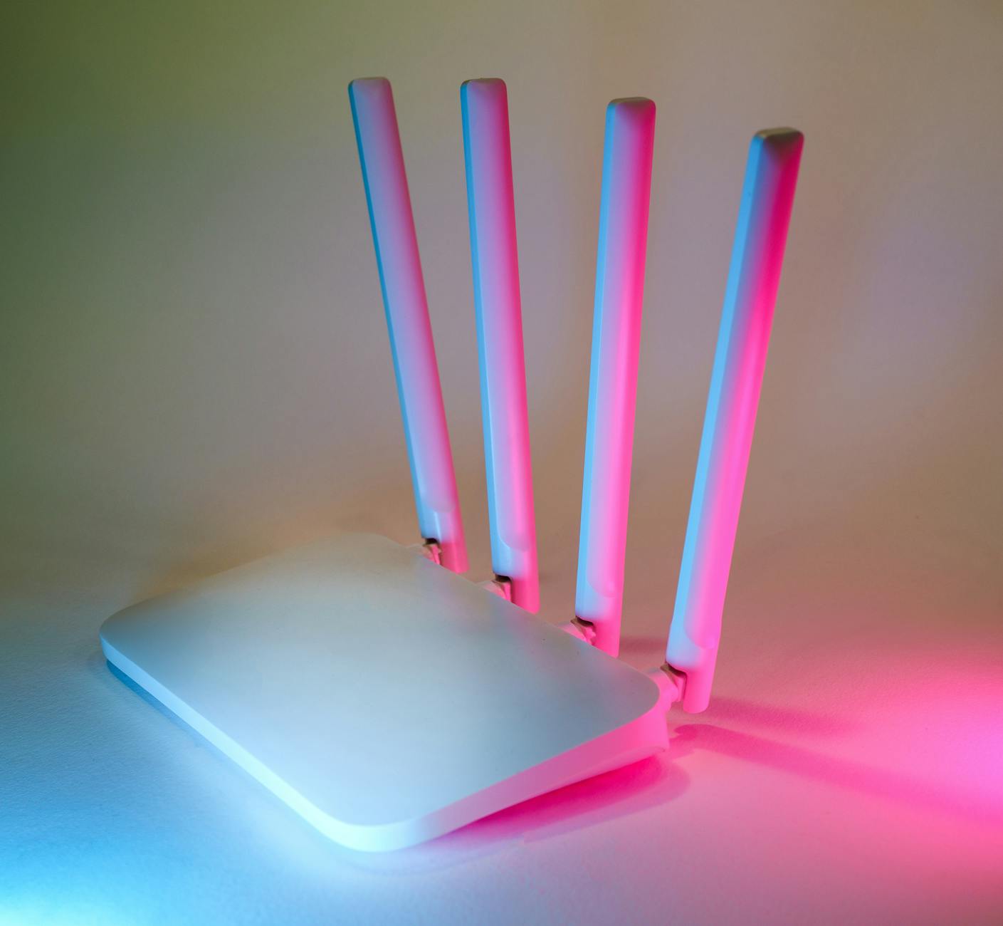 Nowoczesny router Wi‑Fi podświetlony neonowymi światłami