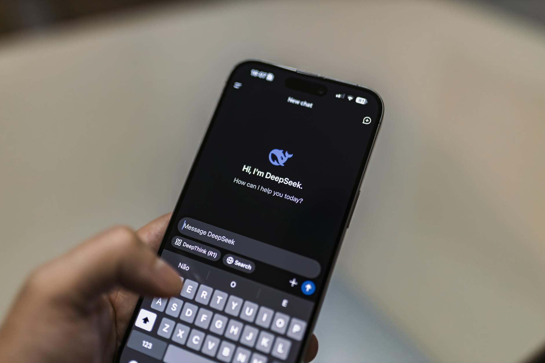 Smartfon z wyświetlonym interfejsem czatu AI w codziennym użyciu
