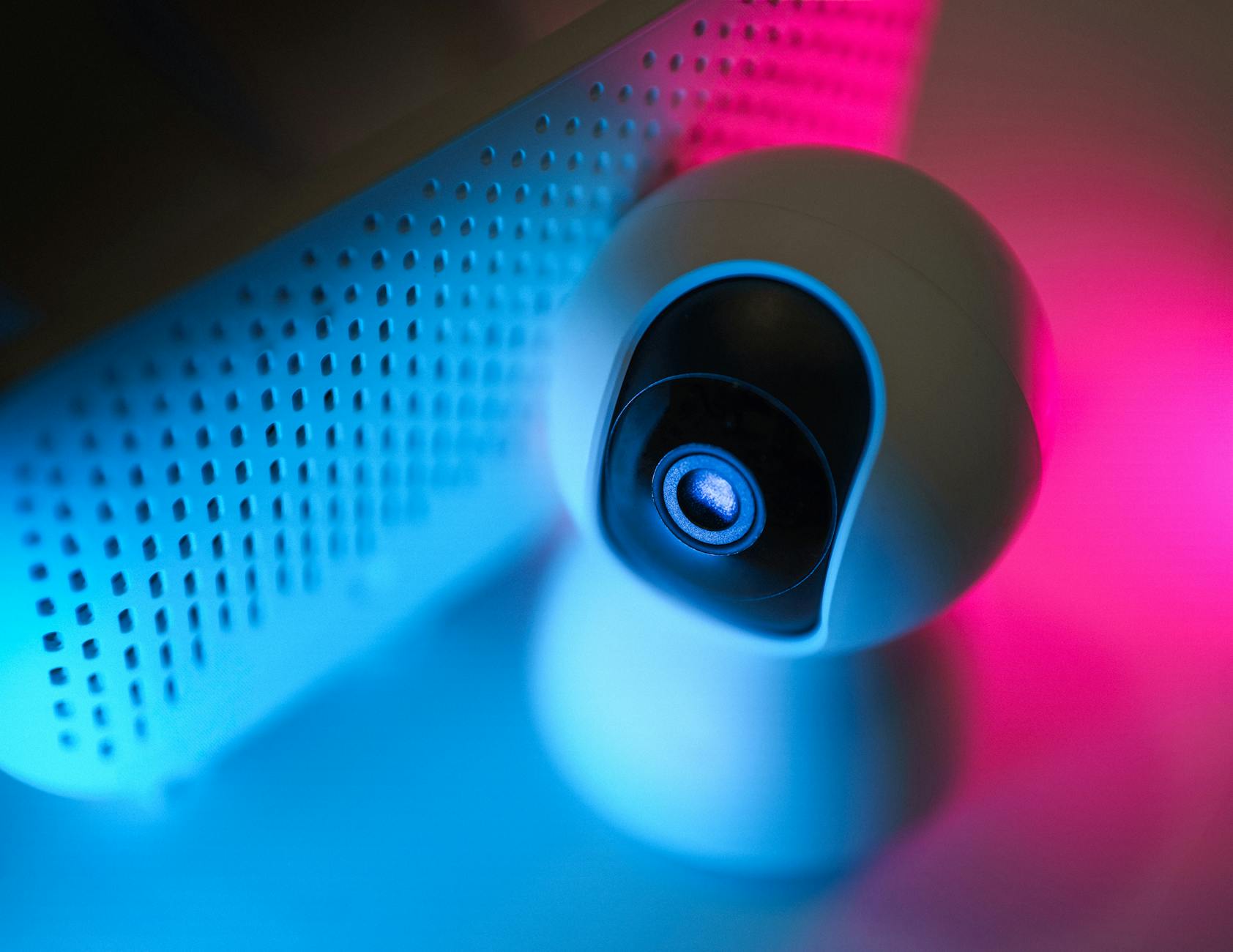 Zbliżenie kamery monitoringu w neonowym świetle jako symbol domowego bezpieczeńs