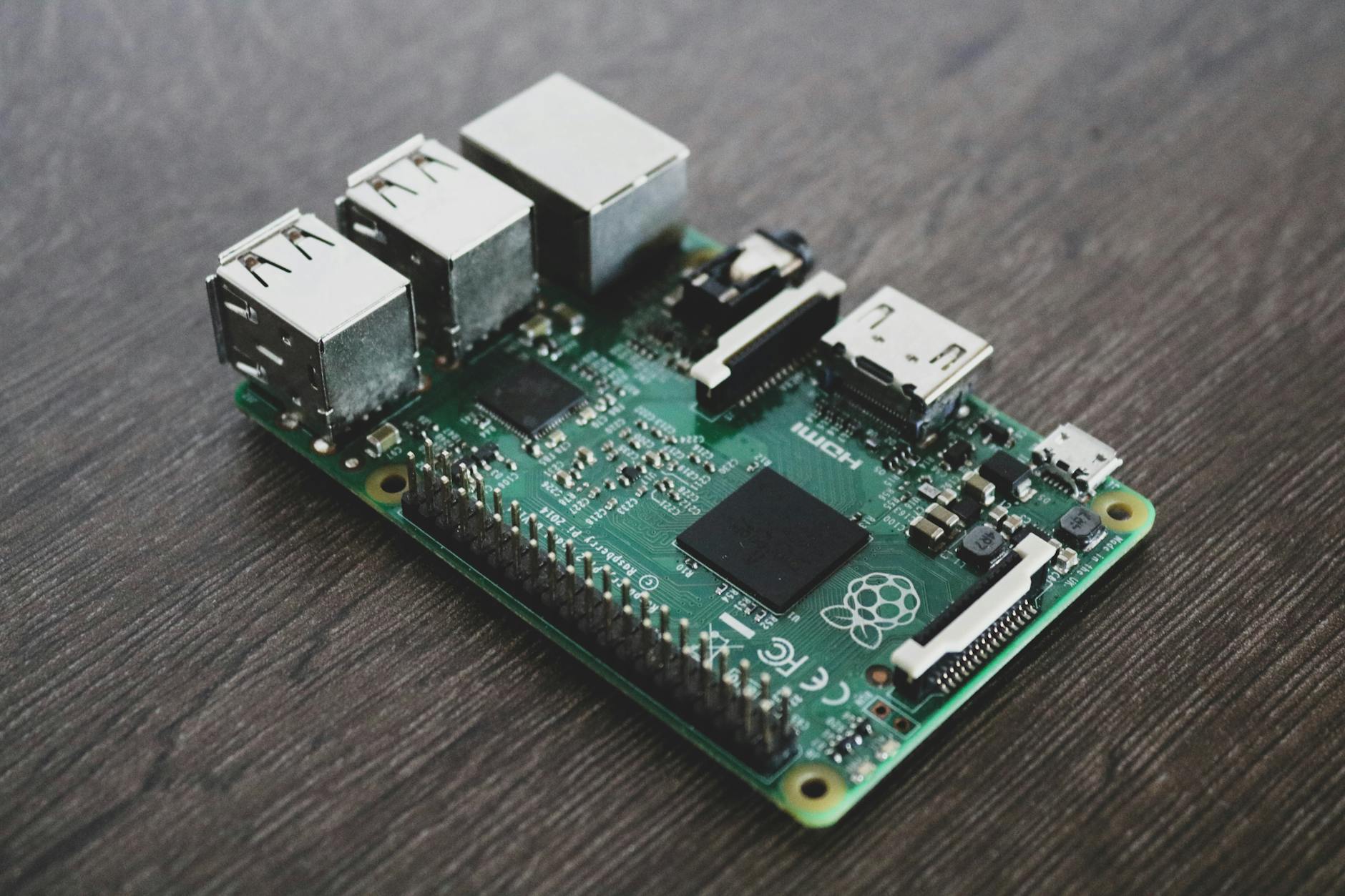 Zbliżenie płytki Raspberry Pi z układami scalonymi