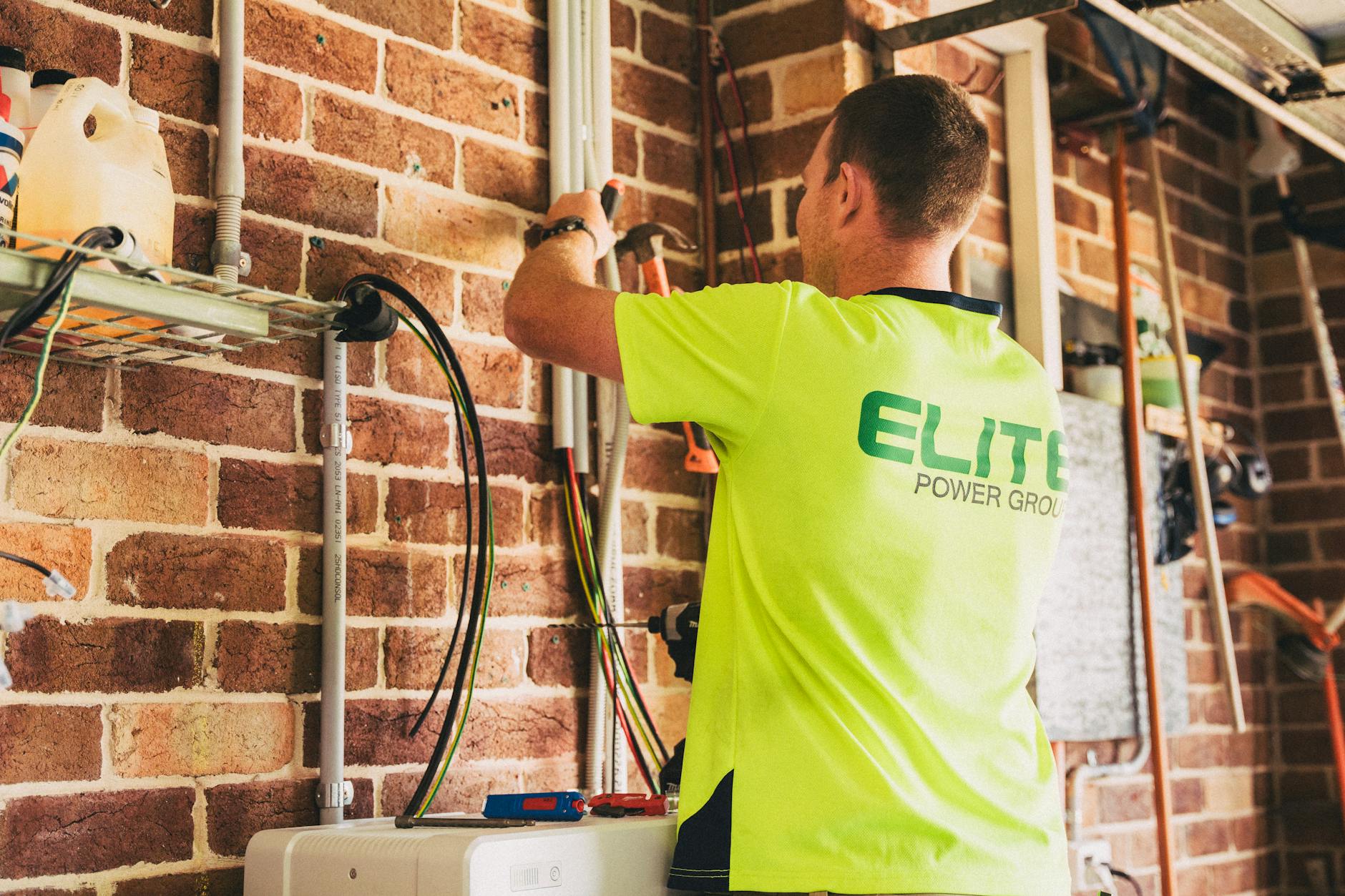 Magazynowanie energii z fotowoltaiki w domu – przegląd technologii i opłacalności Elektryk montuje domowy magazyn energii do instalacji fotowoltaicznej