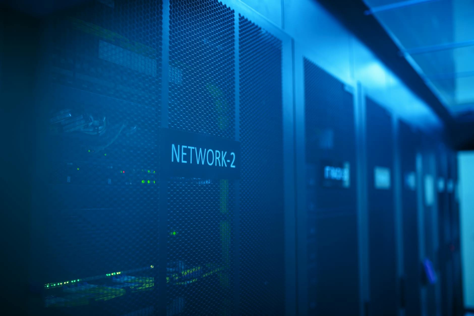 Nowoczesna serwerownia z podświetlonym na niebiesko sprzętem networkowym