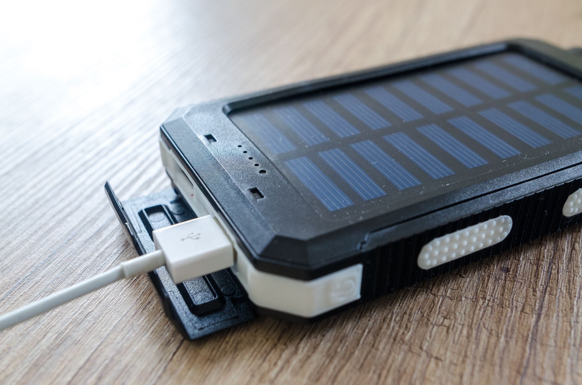 Przenośny panel solarny z gniazdem USB na drewnianym blacie