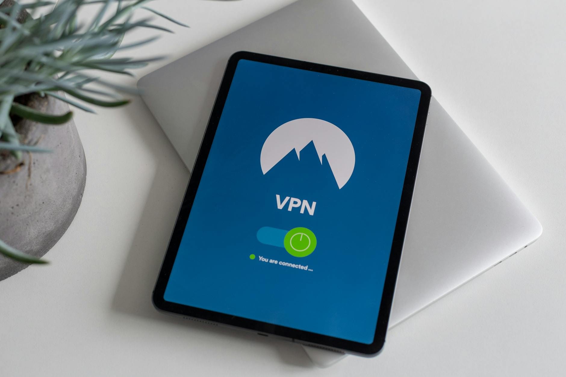 Tablet z ekranem aplikacji VPN używanej do ochrony i optymalizacji sieci Tablet z ekranem aplikacji VPN używanej do ochrony i optymalizacji sieci
