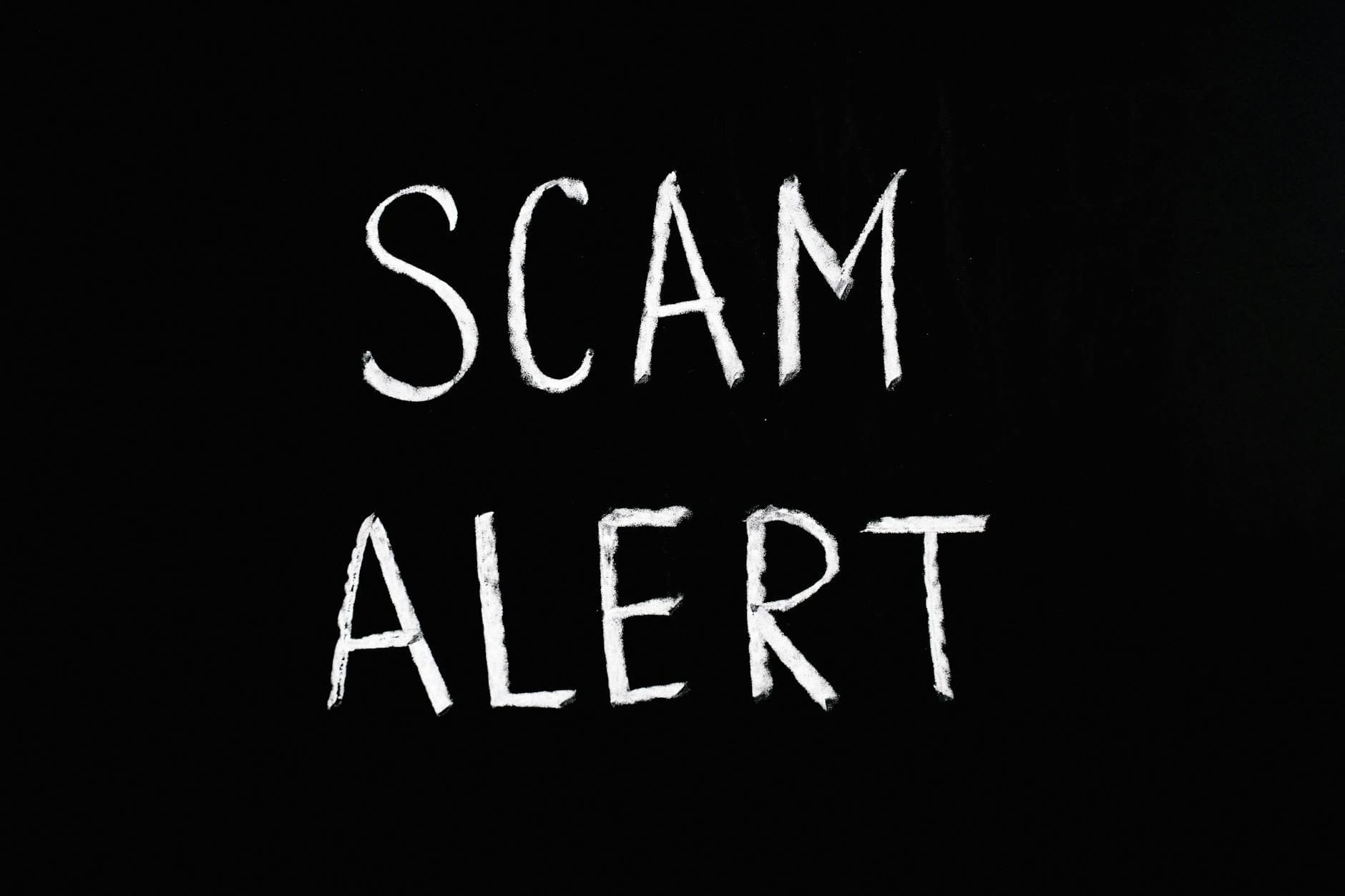 Tablica z napisem Scam Alert ostrzegająca przed internetowym oszustwem