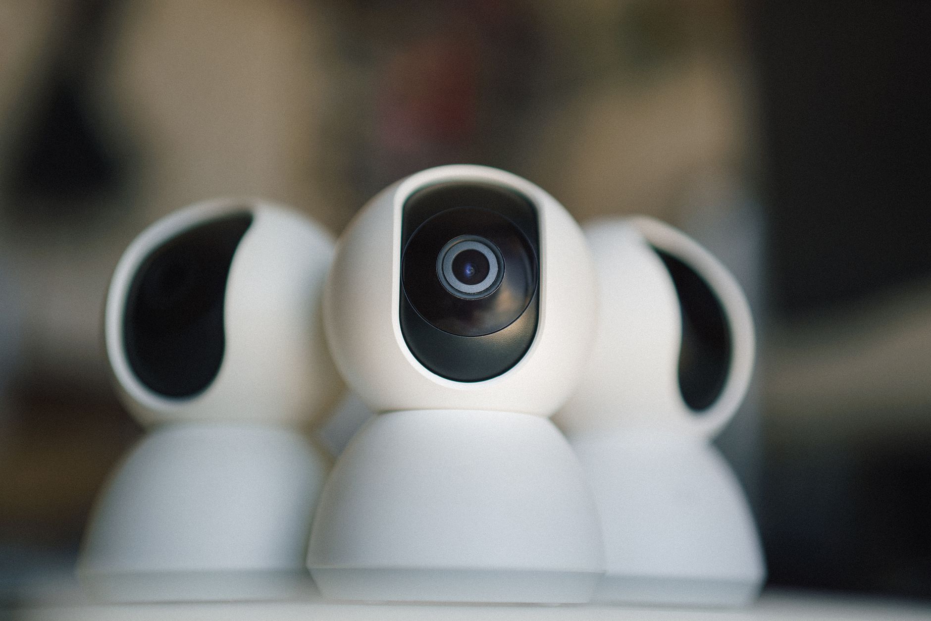 Monitoring w domu z kamer IP jak podnieść poziom bezpieczeństwa nagrań Nowoczesne kamery IP wewnątrz domu do monitoringu i ochrony nagrań