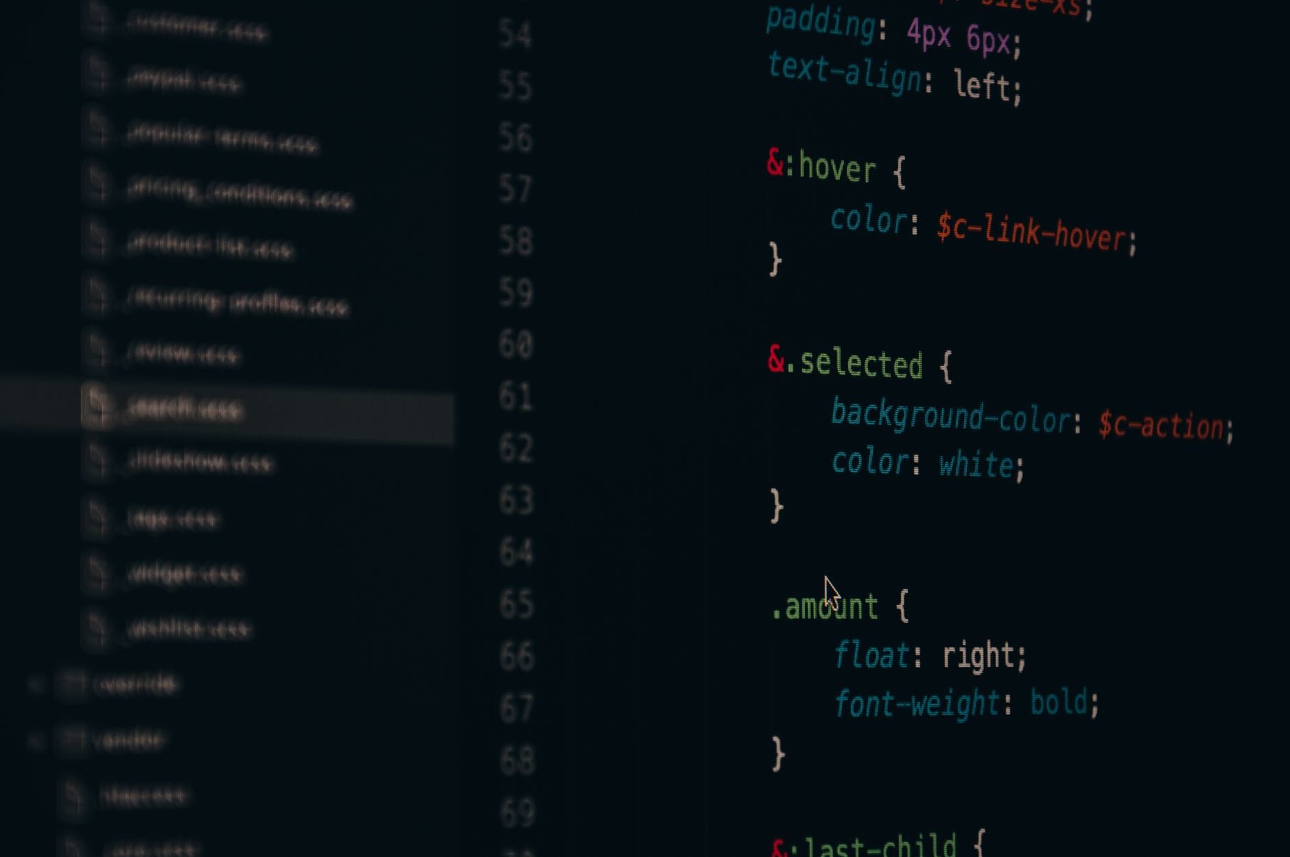 Zbliżenie kolorowego kodu CSS na ekranie monitora