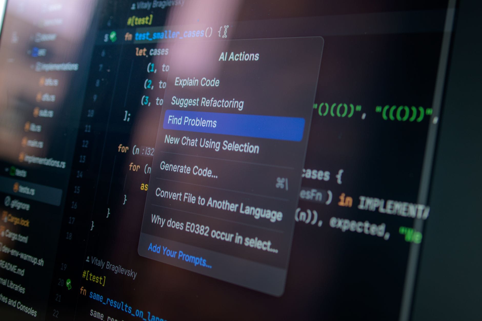 Ekran komputera z kodem i menu akcji AI dla programistów