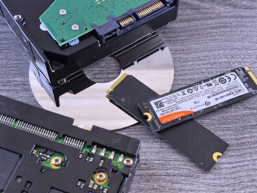 Dysk HDD, nośnik SSD NVMe i płyta CD jako porównanie pamięci danych