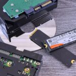 Dysk HDD, nośnik SSD NVMe i płyta CD jako porównanie pamięci danych