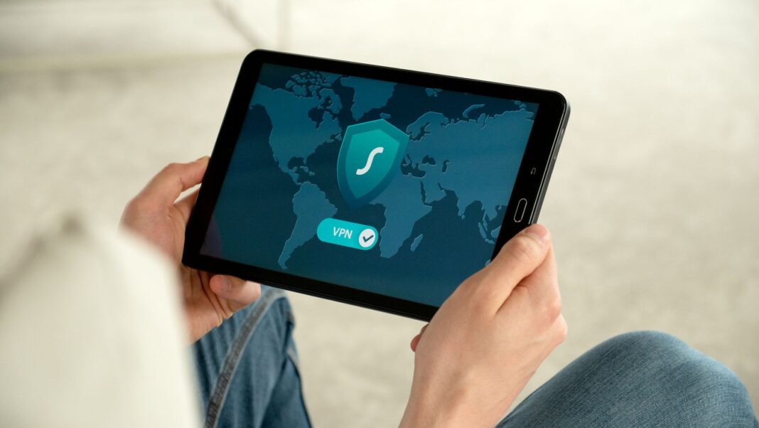 Osoba trzyma tablet z ekranem połączenia VPN do bezpiecznego internetu