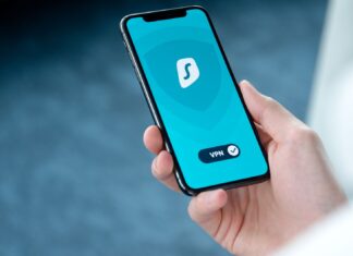 Smartfon z aplikacją VPN w dłoni użytkownika