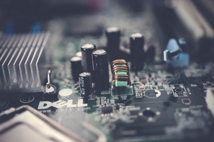 Zbliżenie na płytę główną z układami elektronicznymi i ścieżkami PCB Zbliżenie na płytę główną z układami elektronicznymi i ścieżkami PCB